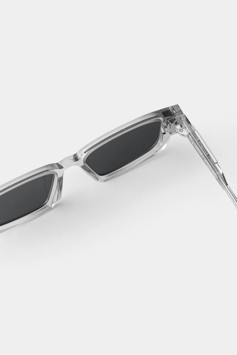 Khám phá kính mát Seeson The Assembled 10 – thiết kế sang trọng, tròng gương dark grey mirror tinh tế. Sản phẩm chính hãng, biểu tượng của phong cách hiện đại.