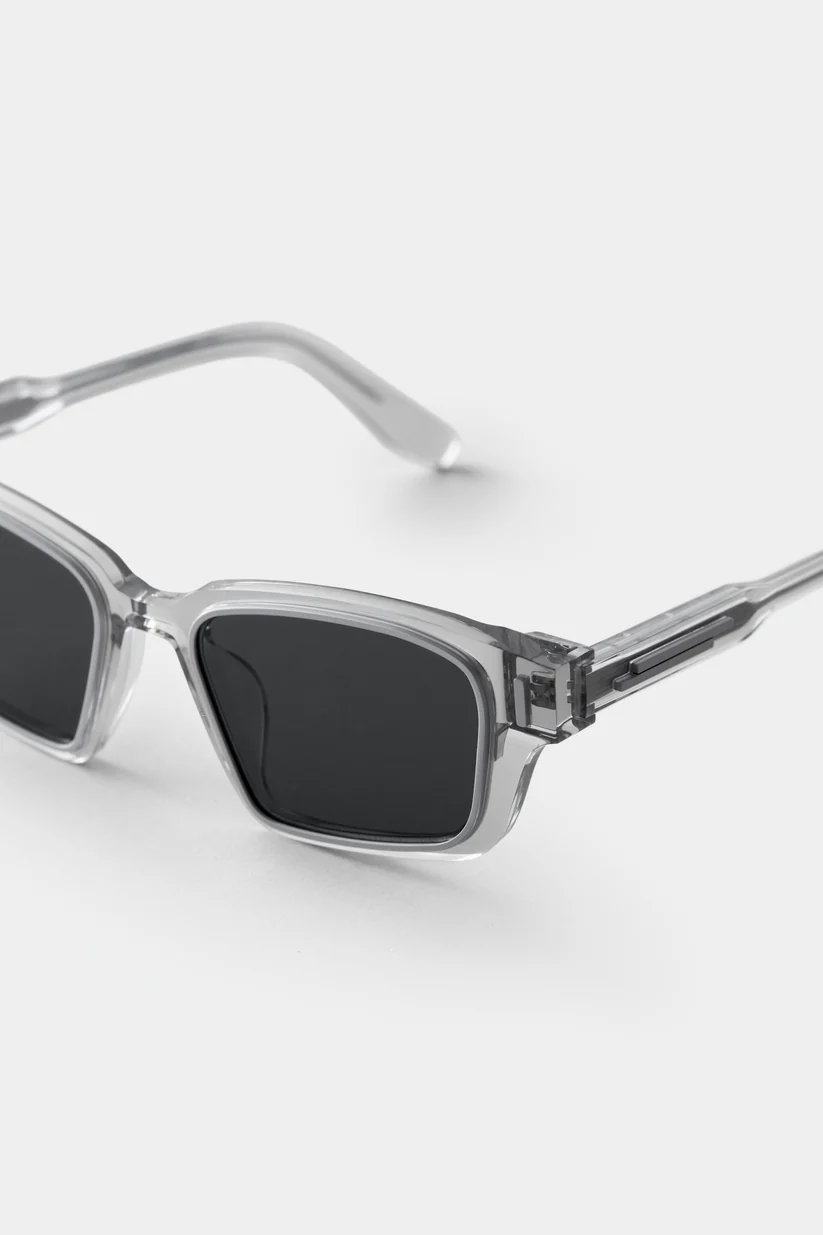 Khám phá kính mát Seeson The Assembled 10 – thiết kế sang trọng, tròng gương dark grey mirror tinh tế. Sản phẩm chính hãng, biểu tượng của phong cách hiện đại.