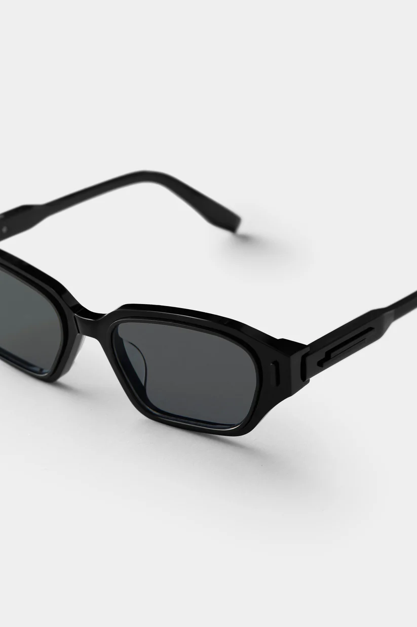 Khám phá kính mát Seeson The Assembled 11 – thiết kế sang trọng, tròng gương dark grey mirror tinh tế. Sản phẩm chính hãng, biểu tượng của phong cách hiện đại.