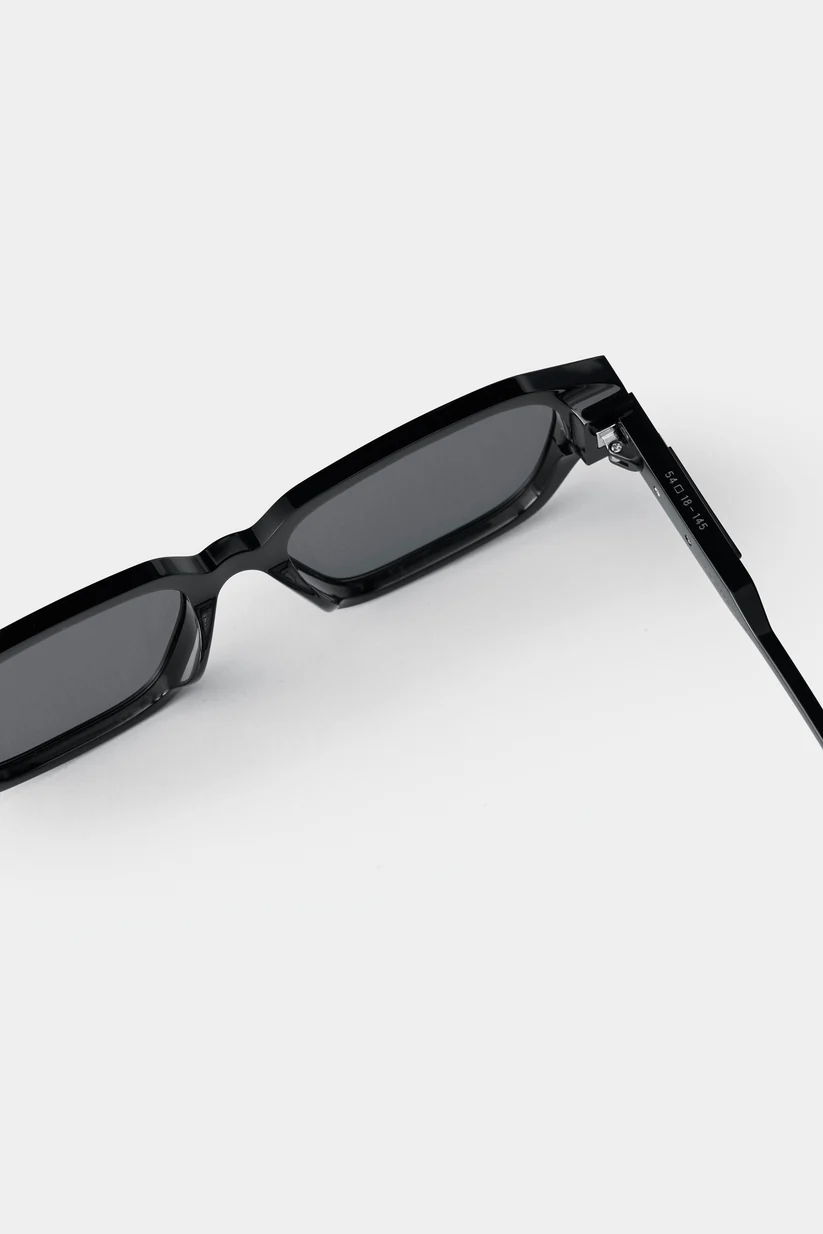 Khám phá kính mát Seeson The Assembled 11 – thiết kế sang trọng, tròng gương dark grey mirror tinh tế. Sản phẩm chính hãng, biểu tượng của phong cách hiện đại.