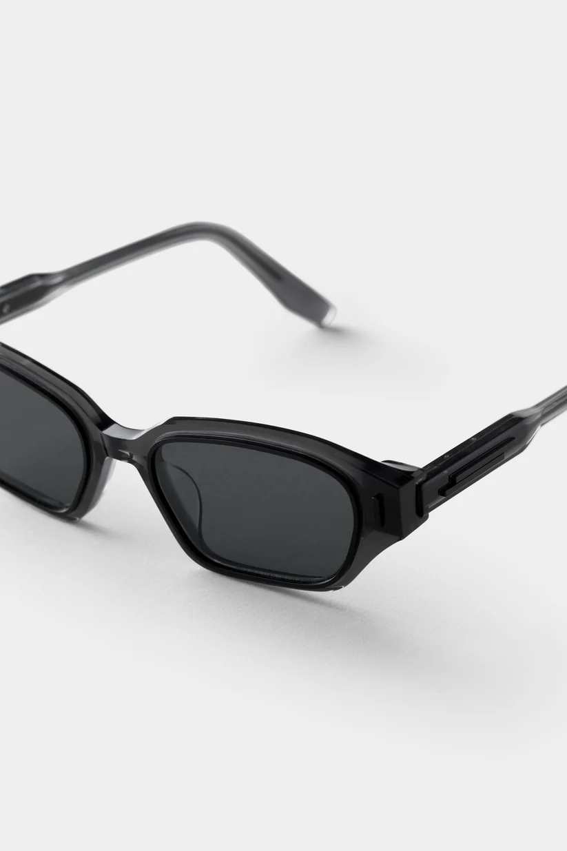 Khám phá kính mát Seeson The Assembled 11 – thiết kế sang trọng, tròng gương dark grey mirror tinh tế. Sản phẩm chính hãng, biểu tượng của phong cách hiện đại.