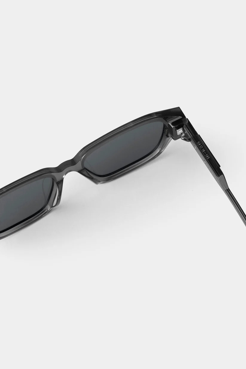 Khám phá kính mát Seeson The Assembled 11 – thiết kế sang trọng, tròng gương dark grey mirror tinh tế. Sản phẩm chính hãng, biểu tượng của phong cách hiện đại.