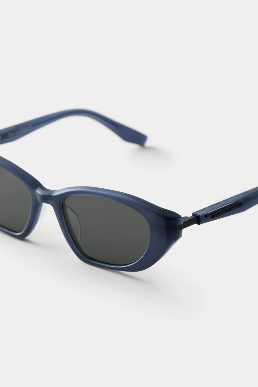 Khám phá kính mát Seeson The Cut Edge 01 – thiết kế sang trọng, tròng gương dark grey mirror tinh tế. Sản phẩm chính hãng, biểu tượng của phong cách hiện đại.