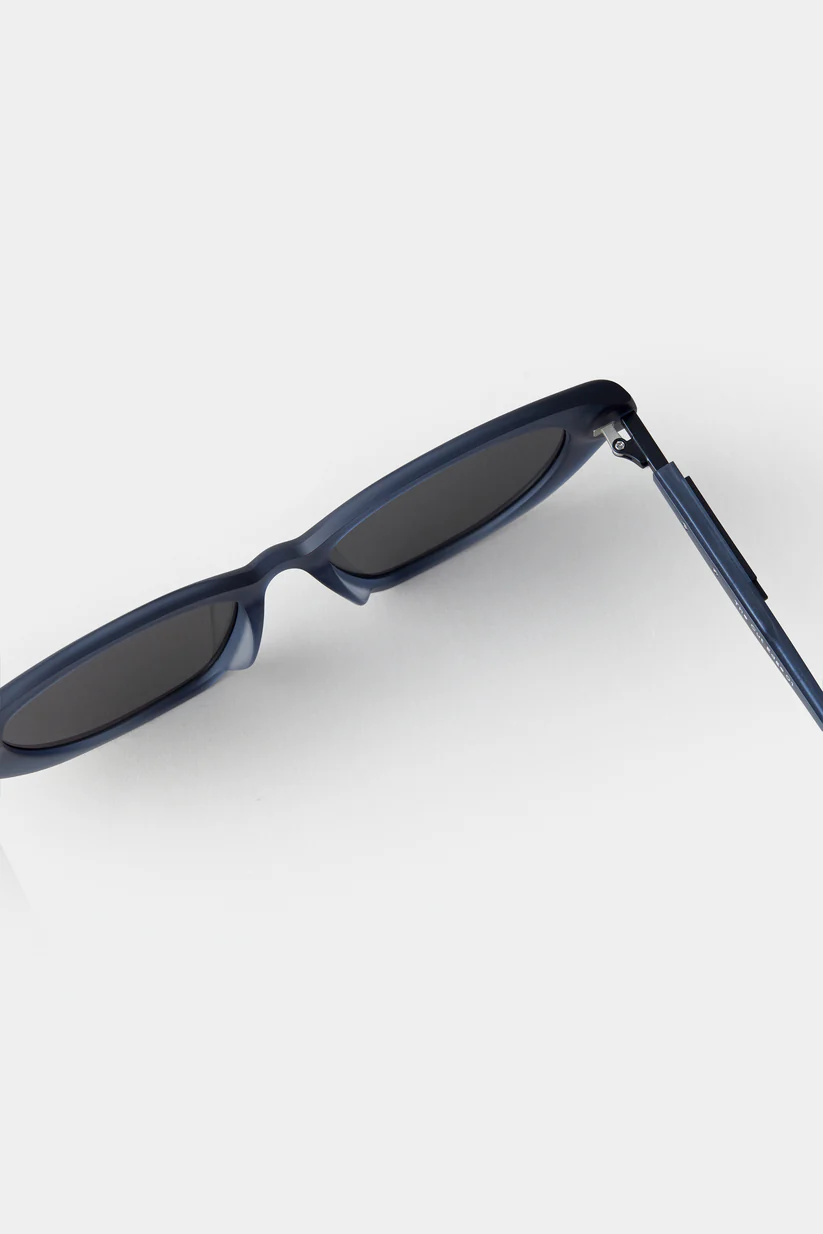 Khám phá kính mát Seeson The Cut Edge 01 – thiết kế sang trọng, tròng gương dark grey mirror tinh tế. Sản phẩm chính hãng, biểu tượng của phong cách hiện đại.