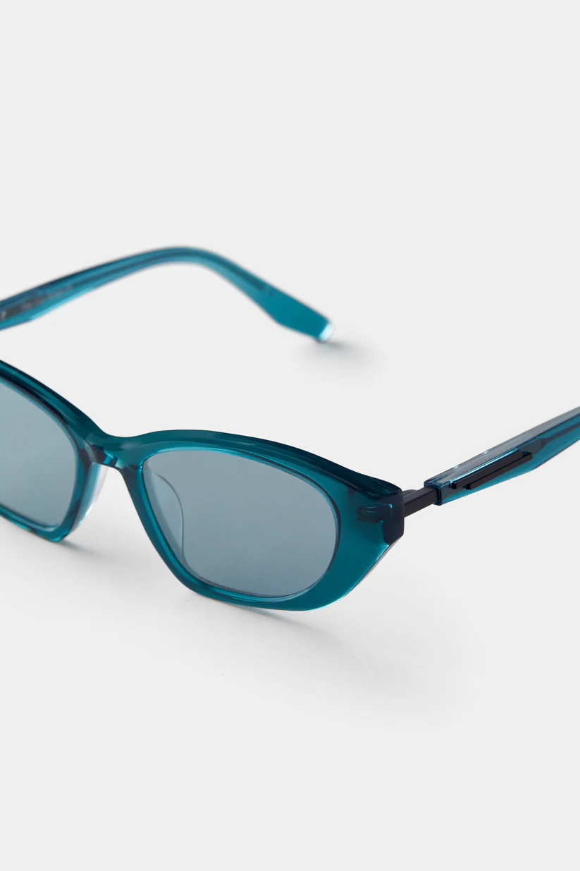 Khám phá kính mát Seeson The Cut Edge 01 – thiết kế sang trọng, tròng gương dark grey mirror tinh tế. Sản phẩm chính hãng, biểu tượng của phong cách hiện đại.