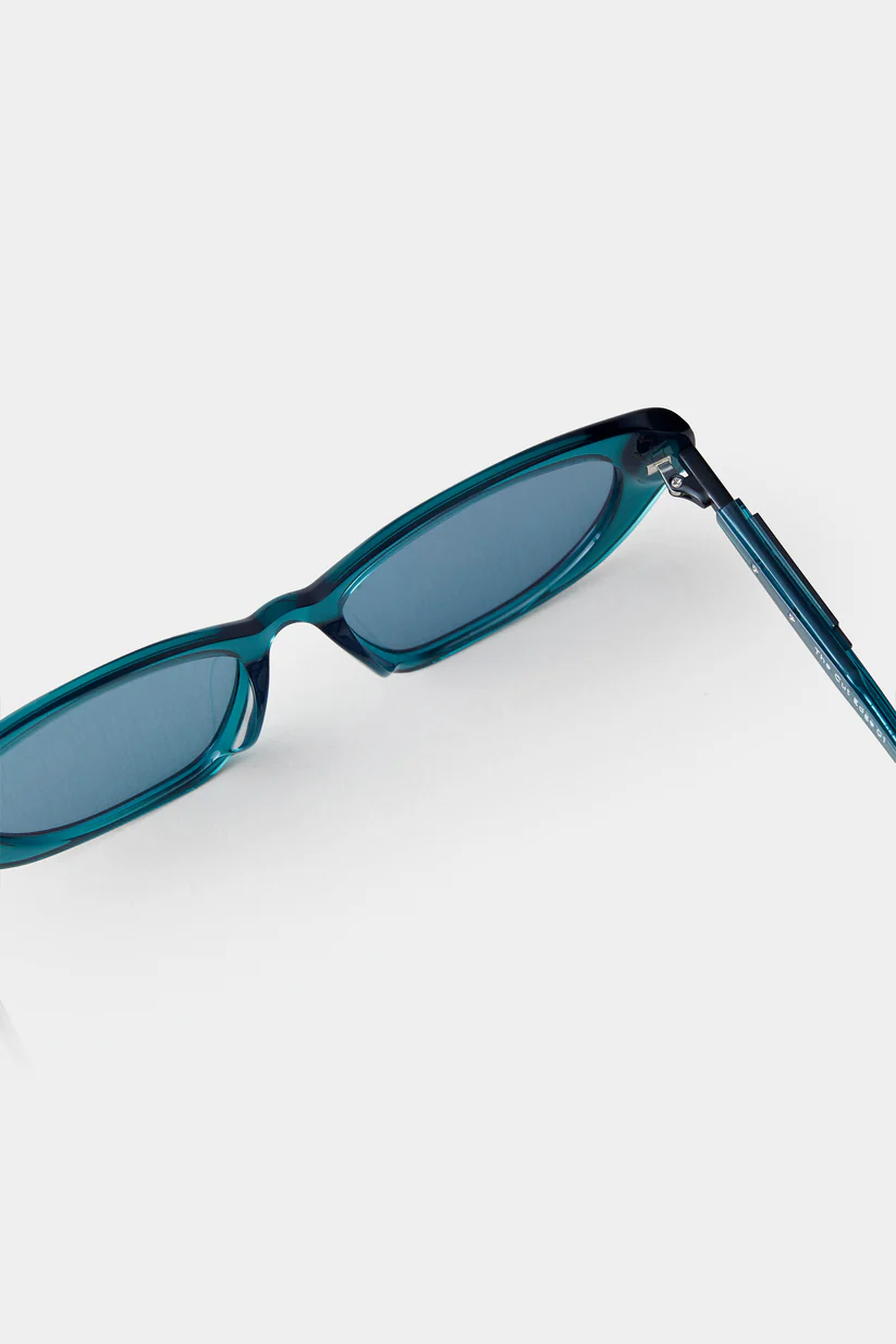 Khám phá kính mát Seeson The Cut Edge 01 – thiết kế sang trọng, tròng gương dark grey mirror tinh tế. Sản phẩm chính hãng, biểu tượng của phong cách hiện đại.