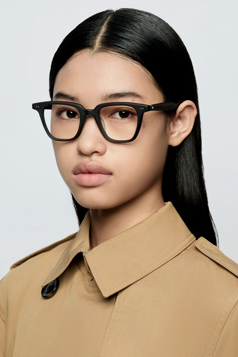 Khám phá Gọng kính Seeson The Edge 04 – thiết kế sang trọng, biểu tượng của phong cách hiện đại.