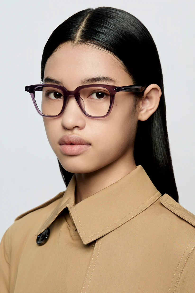 Khám phá Gọng kính Seeson The Edge 04 – thiết kế sang trọng, biểu tượng của phong cách hiện đại.