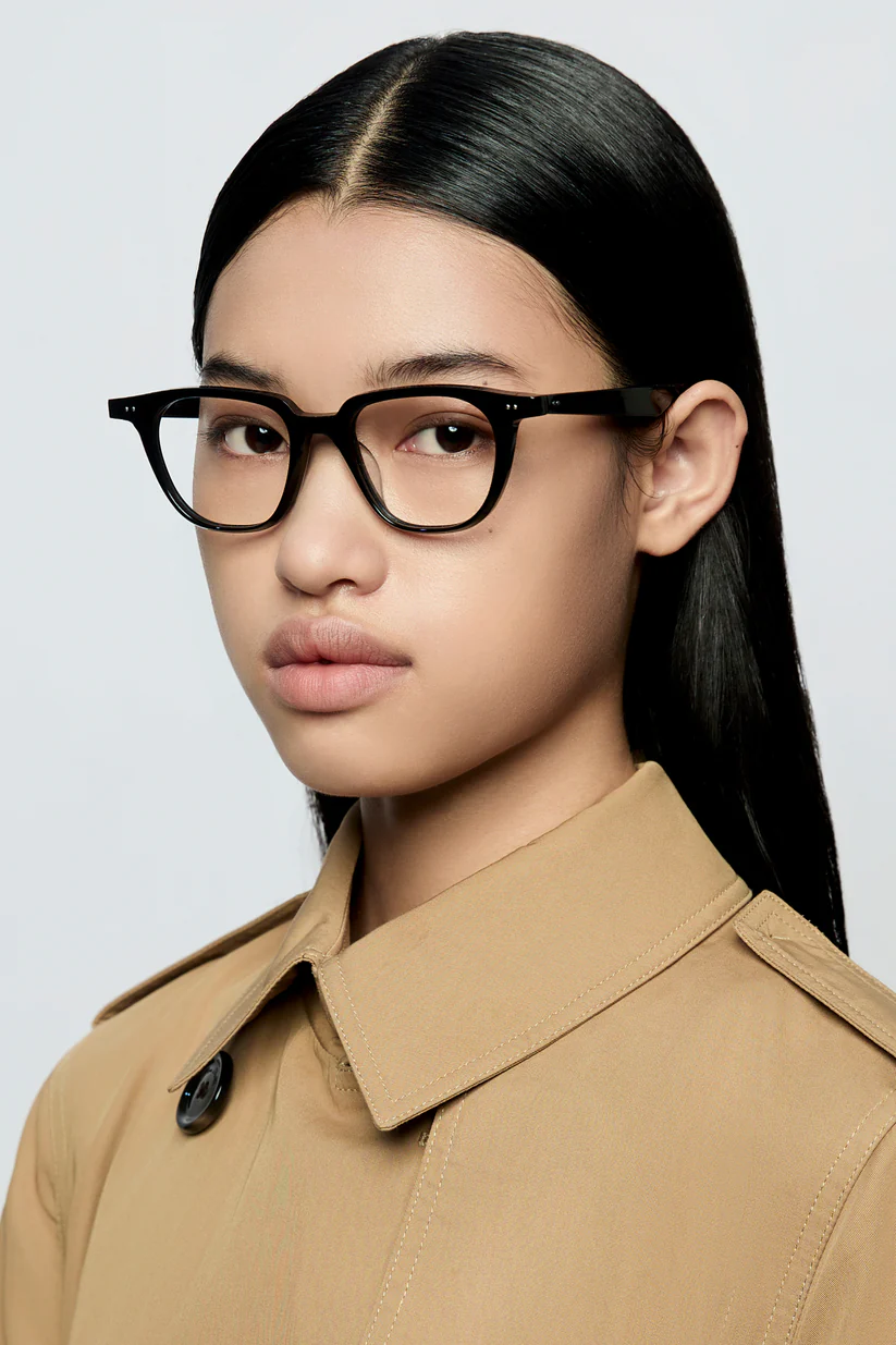 Khám phá Gọng kính Seeson The Edge 05 – thiết kế sang trọng, biểu tượng của phong cách hiện đại.