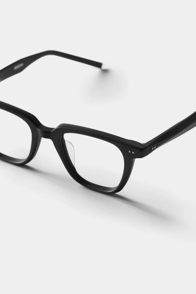 Khám phá Gọng kính Seeson The Edge 04 – thiết kế sang trọng, biểu tượng của phong cách hiện đại.