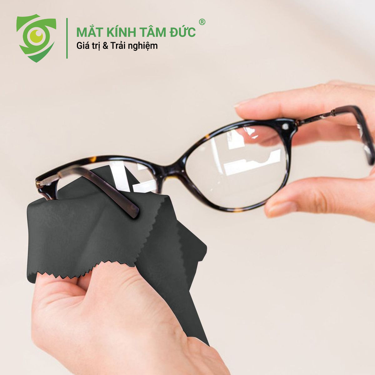 Hướng dẫn chăm sóc: Lau sạch tròng kính và gọng thường xuyên