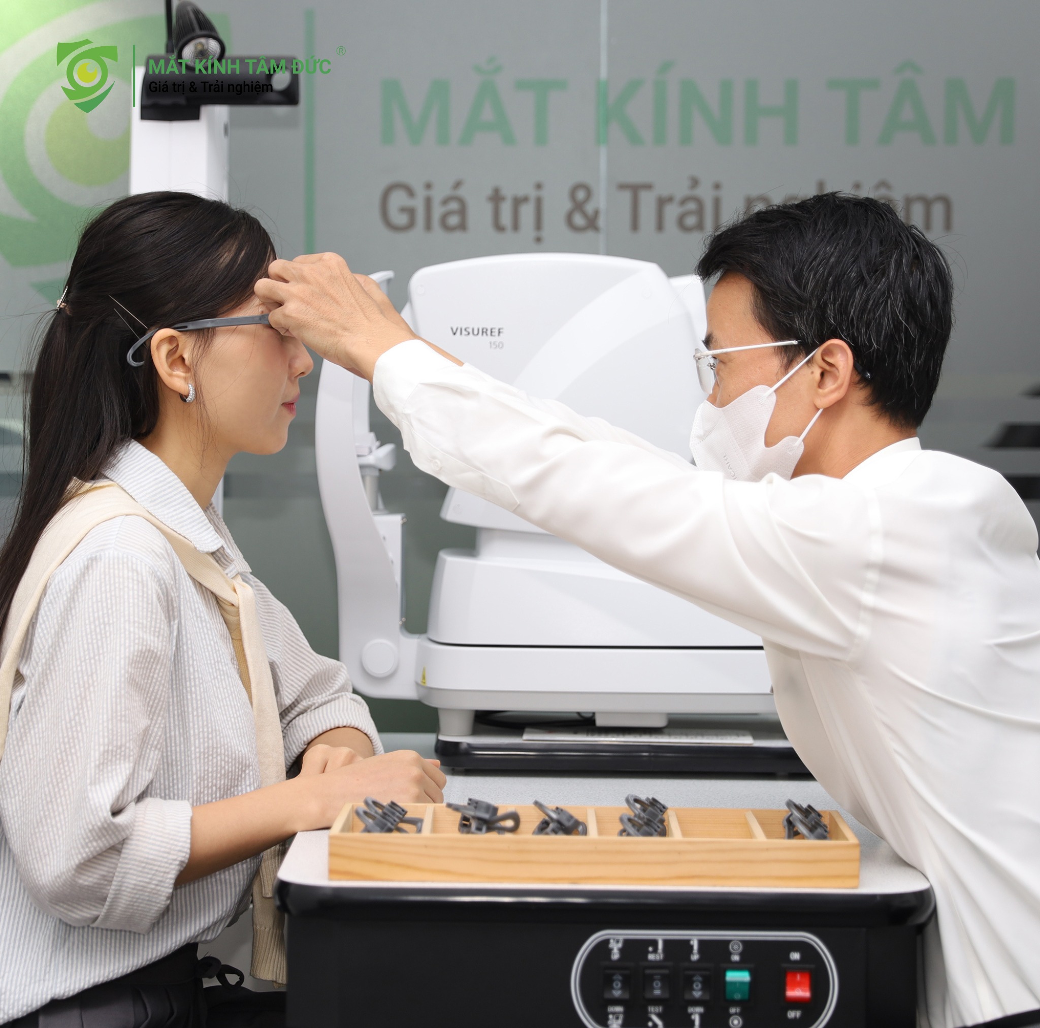 Bạn cần đến chuyên gia khúc xạ hoặc phòng khám mắt uy tín để được đo khám thị lực toàn diện và chuyên sâu