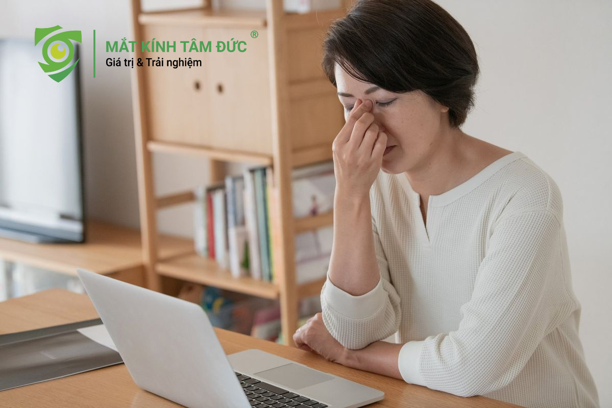 Bị cận không đeo kính có thể gây lác mắt do cơ chế điều tiết quá mức