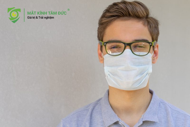 Nếu gọng kính của bạn đủ rộng, hãy thử kéo khẩu trang lên cao sát sống mũi và dùng chính sức nặng của gọng kính để ép chặt mép khẩu trang vào da mặt