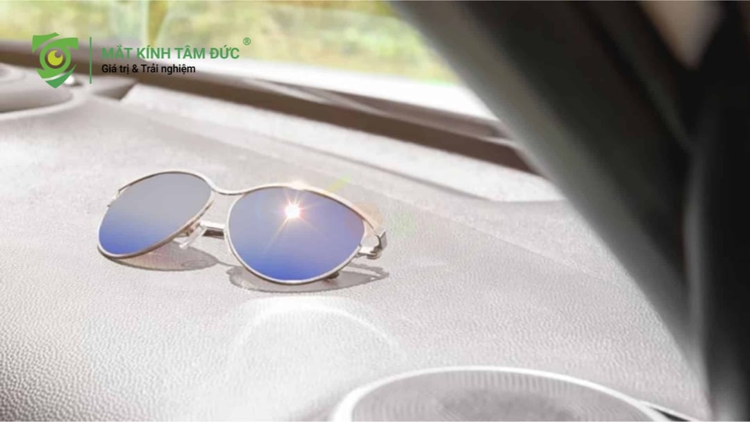 Để kính trong môi trường nhiệt độ cao như cốp xe hoặc taplo ô tô làm hỏng gọng kính.