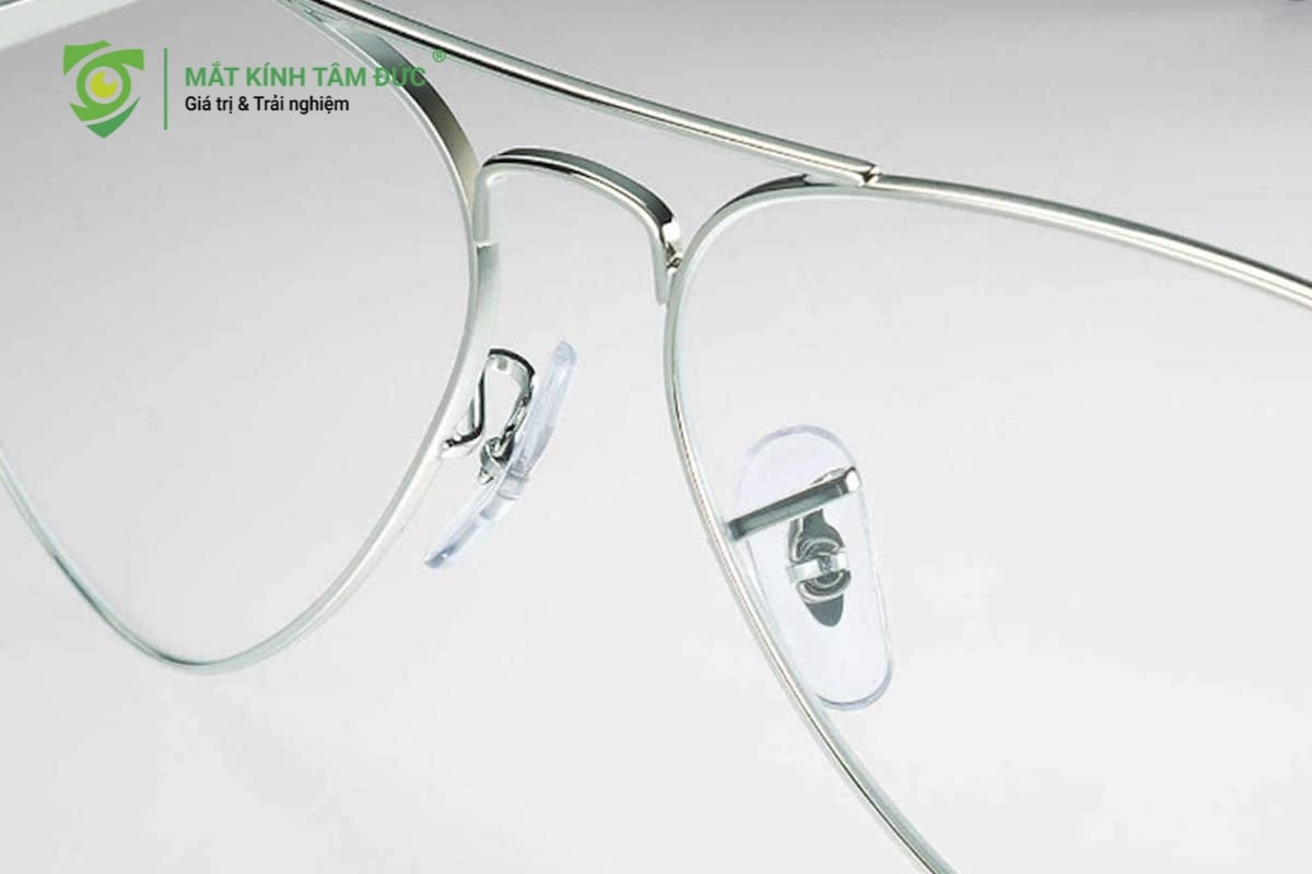 D-Pad hay đệm mũi kính dạng dẹt là thiết kế dành riêng cho những người ưu tiên tính thẩm mỹ và sự thanh thoát. Với cấu tạo mỏng, ít nhô ra khỏi gọng, loại đệm này giúp kính nằm sát khuôn mặt hơn, không tạo cảm giác cồng kềnh.