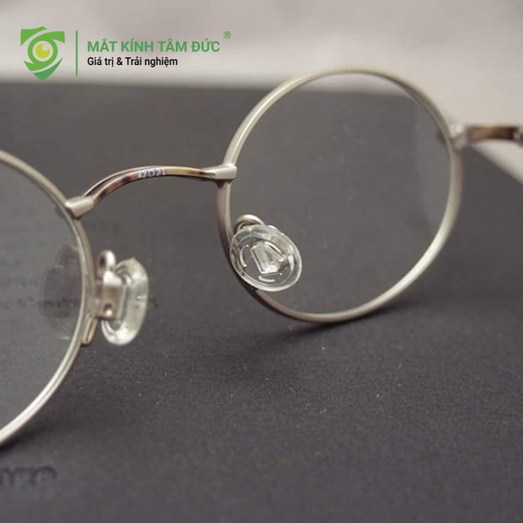 Đệm mũi kính hình cầu thường có kích thước nhỏ gọn với bề mặt cong tròn đều, mang lại độ linh hoạt cực cao khi tiếp xúc với da. Nhờ diện tích tiếp xúc nhỏ, loại đệm này rất dễ dàng điều chỉnh góc độ để phù hợp với những sống mũi có hình dạng đặc biệt.