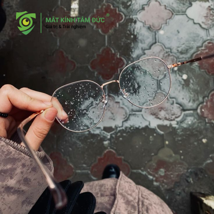 Đi mưa là nỗi ám ảnh lớn nhất của người cận thị. Những hạt mưa bám trên bề mặt kính kết hợp với hơi ấm từ khuôn mặt tỏa ra tạo nên một lớp màng hỗn hợp vừa nhòe vừa mờ