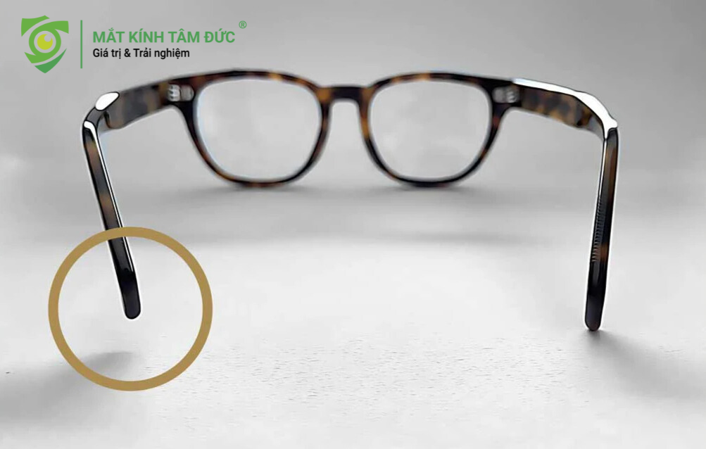 Độ nghiêng của gọng kính là lý do vì sao dù độ đúng tuyệt đối nhưng bạn vẫn thấy bồng bềnh và liên tục gặp tình trạng đeo kính mới bị nhức đầu mỗi khi liếc mắt nhìn xung quanh.