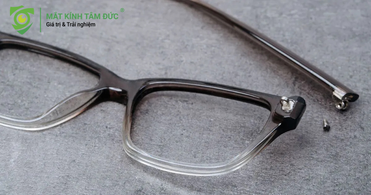 Đối với những loại gọng nhựa đã qua sử dụng một thời gian (bị lão hóa do mồ hôi và thời tiết), vật liệu nhựa sẽ trở nên giòn hơn. Áp lực từ thói quen nằm đeo kính xem điện thoại có thể khiến gọng bị gãy ngang hoặc nứt vỡ đột ngột. Điều này không chỉ làm hỏng kính mà còn tiềm ẩn nguy cơ gây trầy xước, nguy hiểm cho vùng mặt và mắt và gây gọng kính bị lệch