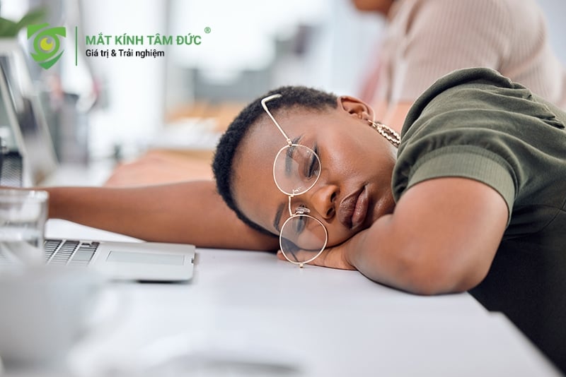 Gọng kính bị lệch do nằm nghiêng xem điện thoại: Cách sửa tại nhà