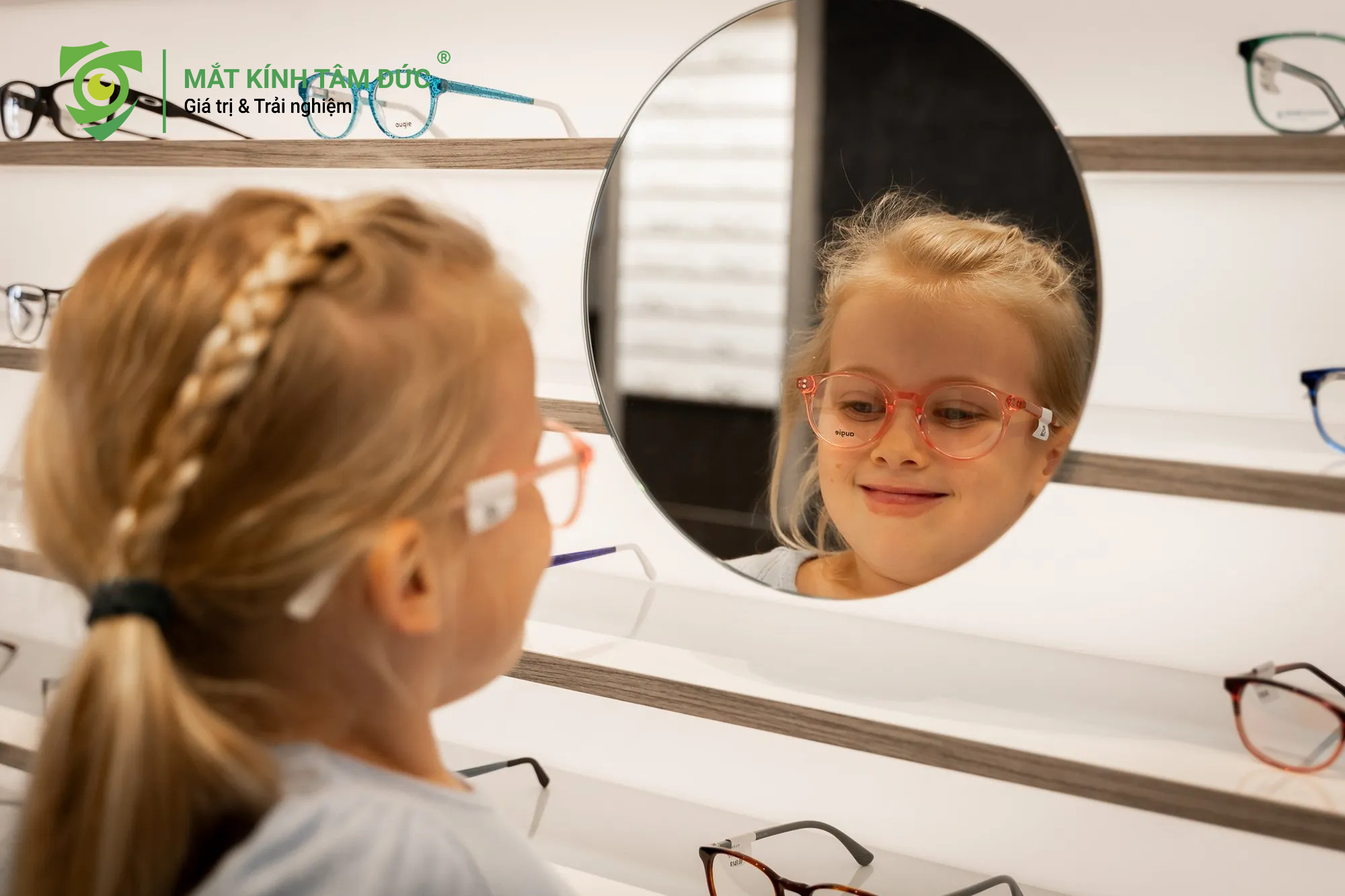 Khi lựa chọn gọng kính trẻ em, chất liệu không chỉ ảnh hưởng đến độ bền mà còn liên quan trực tiếp đến sức khỏe làn da của bé. Gọng kính trẻ em hoàn hảo phải đáp ứng các tiêu chuẩn về độ dẻo dai, nhẹ nhàng và quan trọng nhất là không chứa chất độc hại gây dị ứng, hằn đỏ.