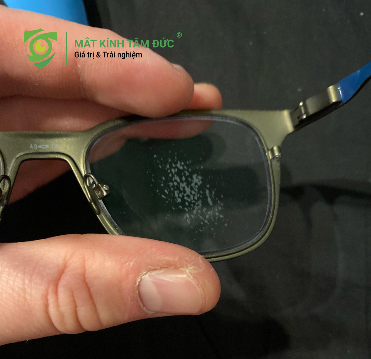 Sử dụng Gel bôi tóc, xịt tóc, nước hoa hay thậm chí là lượng dầu gội/dầu xả còn sót lại trên tóc đều gây hại đến tròng kính khi bạn cài kính lên tóc