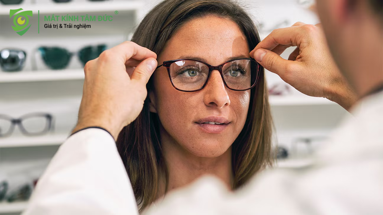 Trước khi mài lắp chính thức, bạn sẽ được trải nghiệm đeo kính thử và vận động nhẹ trong cửa hàng. Kỹ thuật viên sẽ theo dõi phản ứng của mắt để tinh chỉnh trục loạn hoặc độ nghiêng, đảm bảo bạn sẽ không gặp phải tình trạng đeo kính mới bị nhức đầu hay choáng váng khi nhận kính thật.