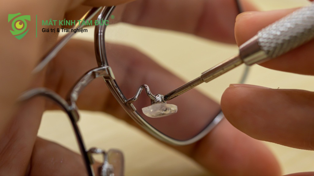 Đôi khi, đệm mũi kính tốt là chưa đủ, bạn cần một kỹ thuật viên có tay nghề để "may đo" gọng kính theo khuôn mặt. Tại các trung tâm uy tín như Mắt kính Tâm Đức, quy trình này được thực hiện rất tỉ mỉ