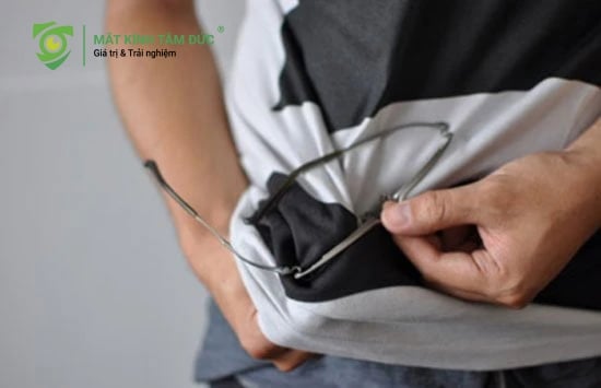 Lớp phủ kính bị hỏng do vệ sinh sai cách