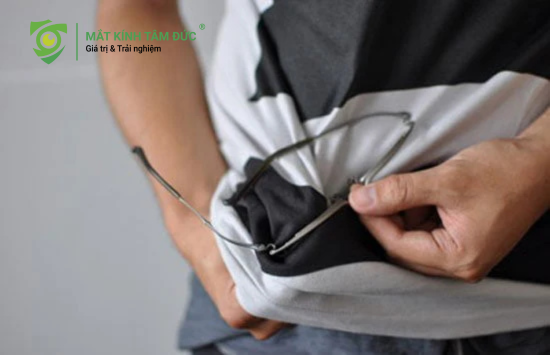 Lớp phủ kính bị hỏng do vệ sinh sai cách