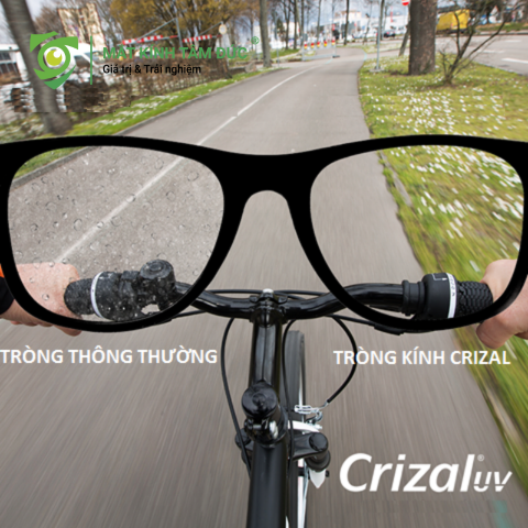 So sánh tầm nhìn tròng kính thông thường và tròng kính Crizal chống bám nước cho kính cận thể thao