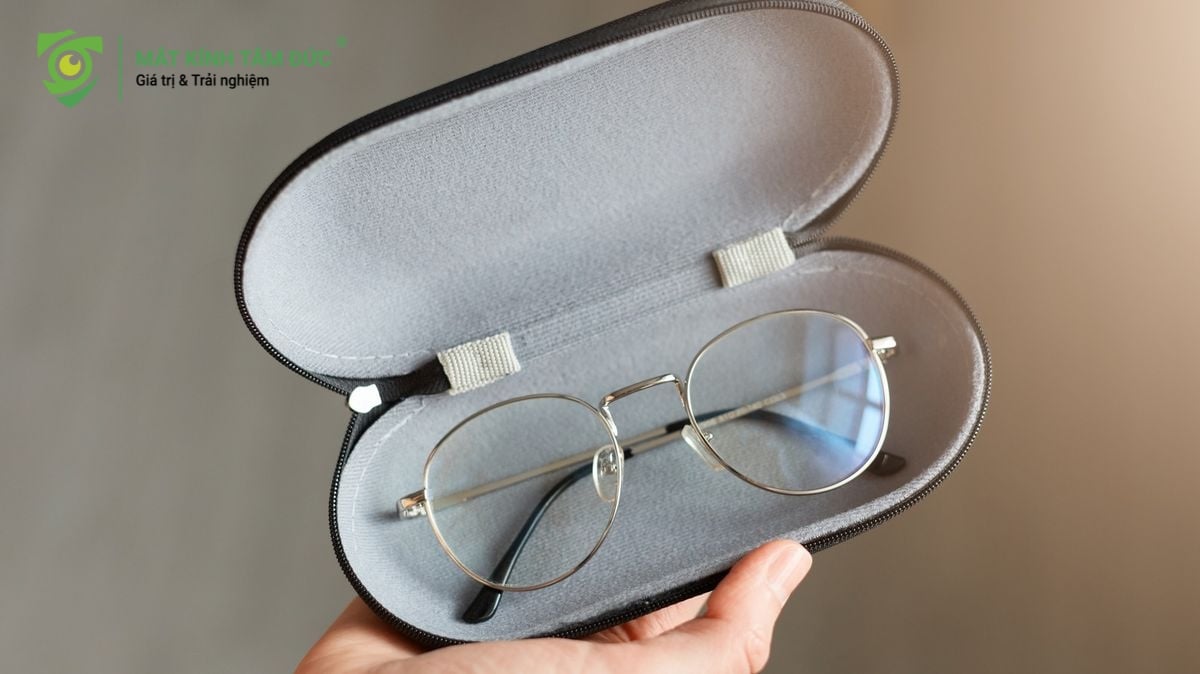 Sử dụng hộp kính cứng có lót vải mịn để bảo vệ gọng và tròng kính.