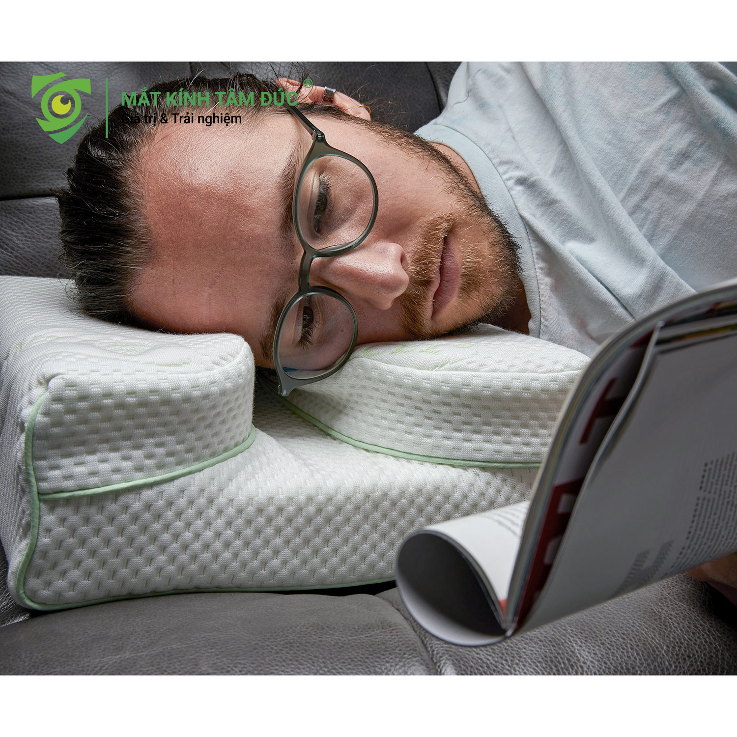 Nếu bạn vẫn muốn giữ thói quen nằm nghiêng để lướt điện thoại hoặc thư giãn, hãy đầu tư một chiếc gối có rãnh khoét chuyên dụng.