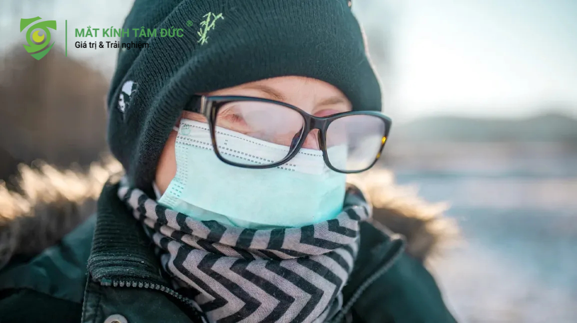 Cách đeo kính không bị mờ khi dùng khẩu trang: Sự thay đổi nhiệt độ đột ngột xảy ra phổ biến nhất với những người làm việc trong văn phòng máy lạnh hoặc thường xuyên di chuyển bằng ô tô có điều hòa. Khi bạn đang ở trong môi trường nhiệt độ thấp, tròng kính của bạn sẽ bị hạ nhiệt độ xuống theo