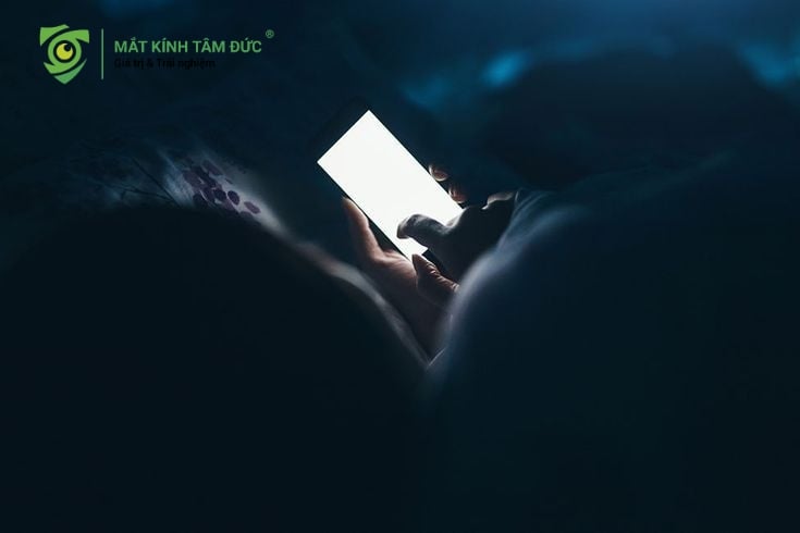 Bên cạnh việc làm gọng kính bị lệch, thói quen lướt điện thoại trong bóng tối còn trực tiếp tấn công sức khỏe đôi mắt thông qua luồng ánh sáng xanh