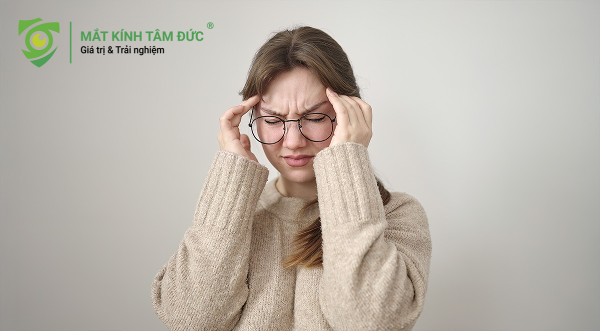 Bạn cảm thấy hình ảnh qua kính không còn rõ nét, đôi khi bị nhòe hoặc méo mó dù độ cận không hề thay đổi? Nguyên nhân chính là do gọng kính bị lệch khiến trục của tròng kính không còn vuông góc với trục mắt.