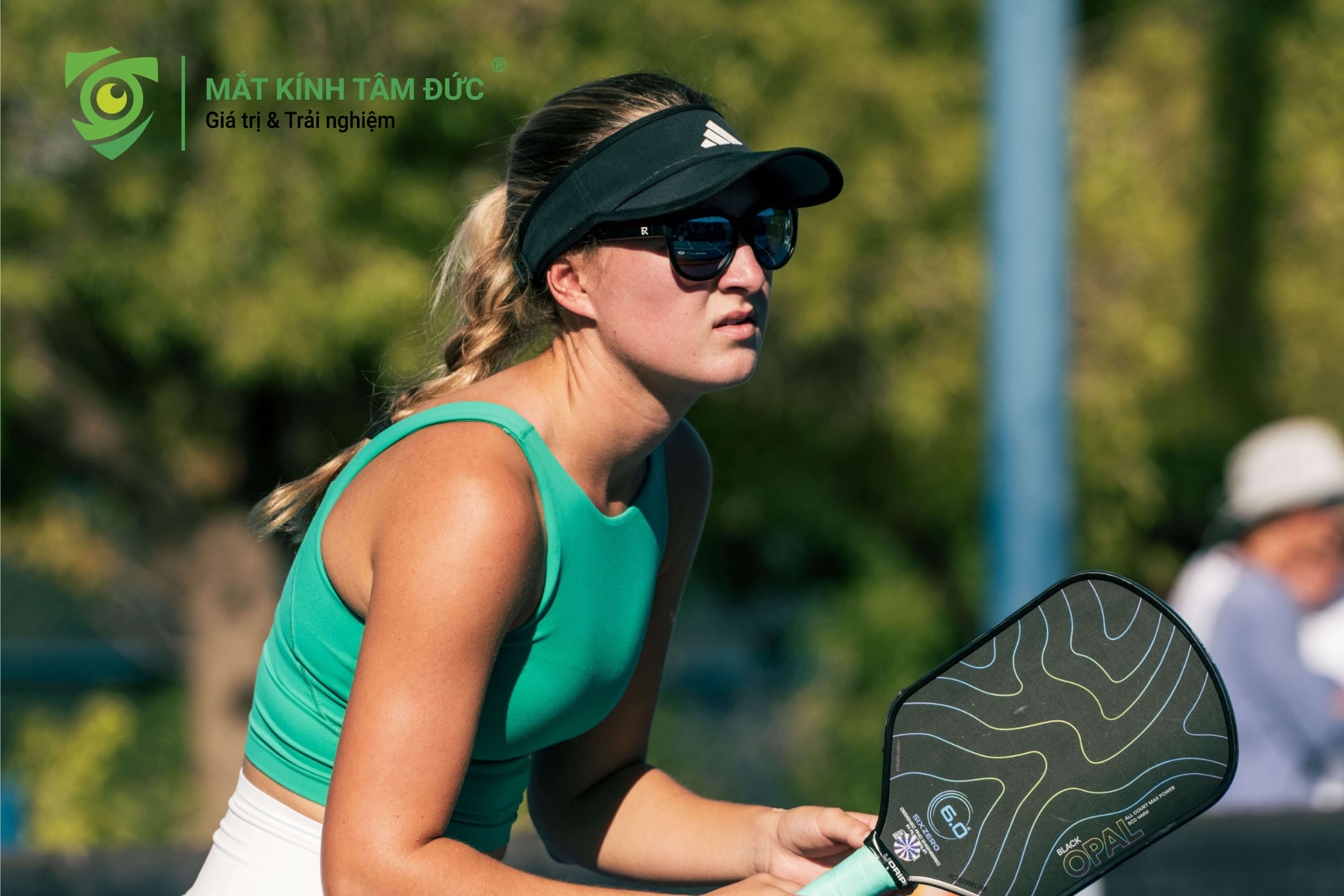 Nữ vận động viên sử dụng kính cận thể thao chơi Pickleball chuyên nghiệp