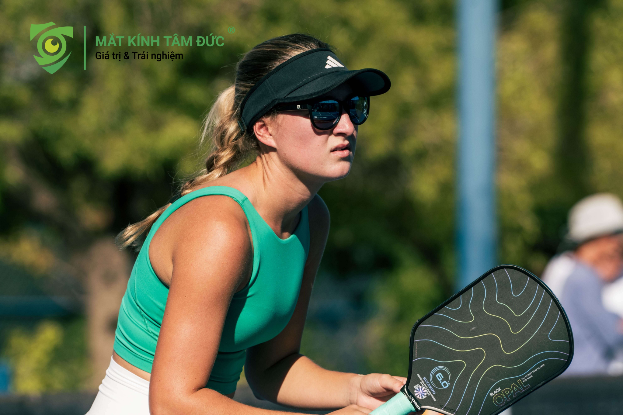 Nữ vận động viên sử dụng kính cận thể thao chơi Pickleball chuyên nghiệp