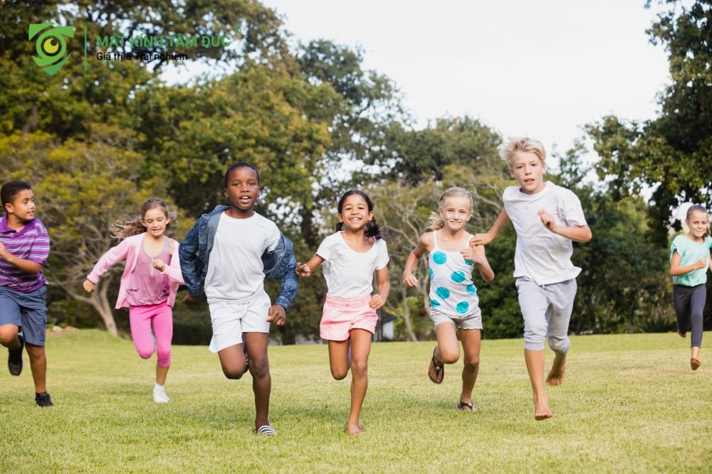 ánh sáng mặt trời tự nhiên đóng vai trò như một "hàng rào ngăn chặn" giúp ổn định thị lực: