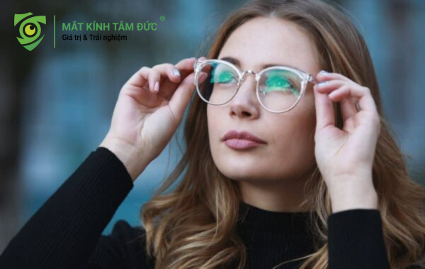 Khả năng phòng vệ đầu tiên và quan trọng nhất của mắt kính là chức năng như một rào cản vật lý hiệu quả, trực tiếp giảm thiểu sự tiếp xúc của mắt với môi trường ô nhiễm