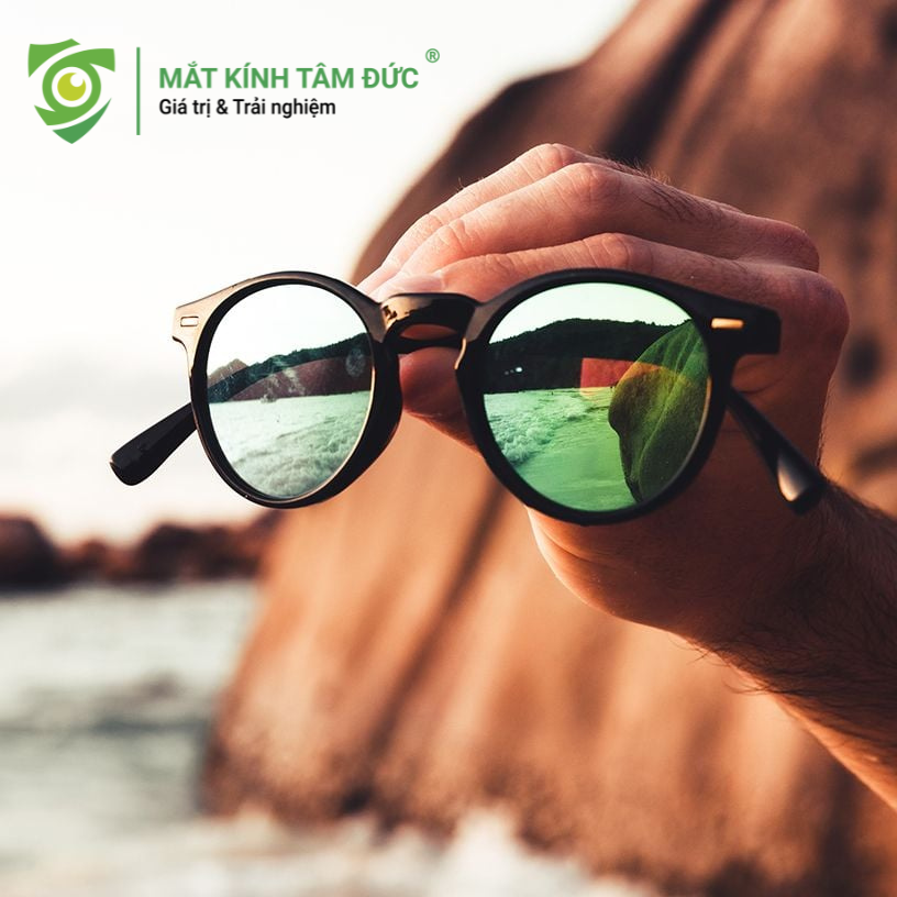 Lớp Phủ Tráng Gương không phải là một màu tròng, mà là một công nghệ phủ bề mặt đặc biệt. Lớp phủ này bao gồm các hạt kim loại hoặc oxide kim loại siêu mỏng, được áp dụng lên mặt ngoài của tròng kính.