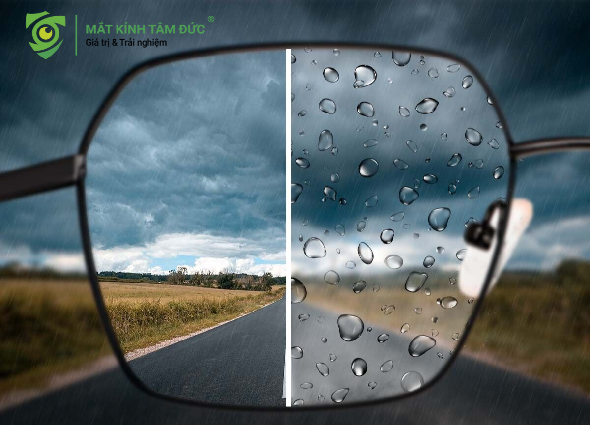 So sánh tầm nhìn qua tròng kính có lớp phủ chống bám nước (bên trái, rõ ràng) và tròng kính không có lớp phủ (bên phải, bị đọng nước mưa mờ).