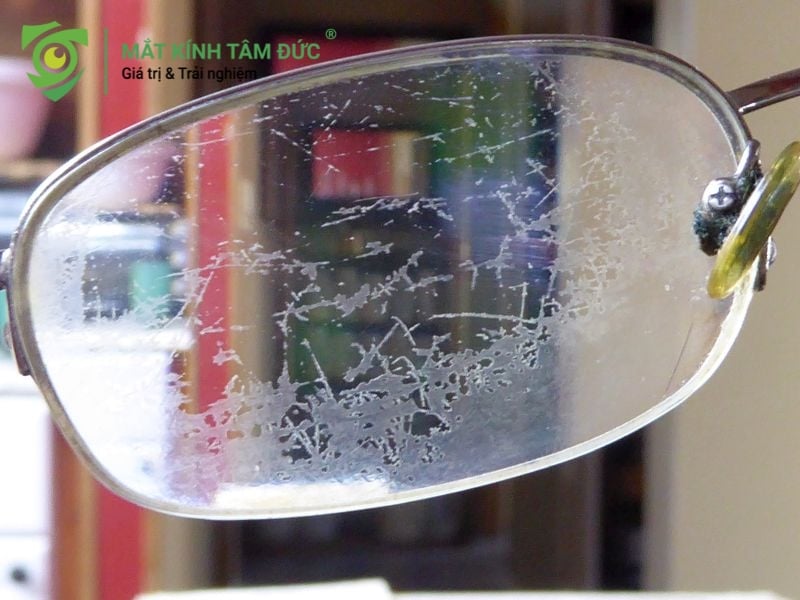 Lớp phủ kính bị hỏng gây bong tróc từng mảng