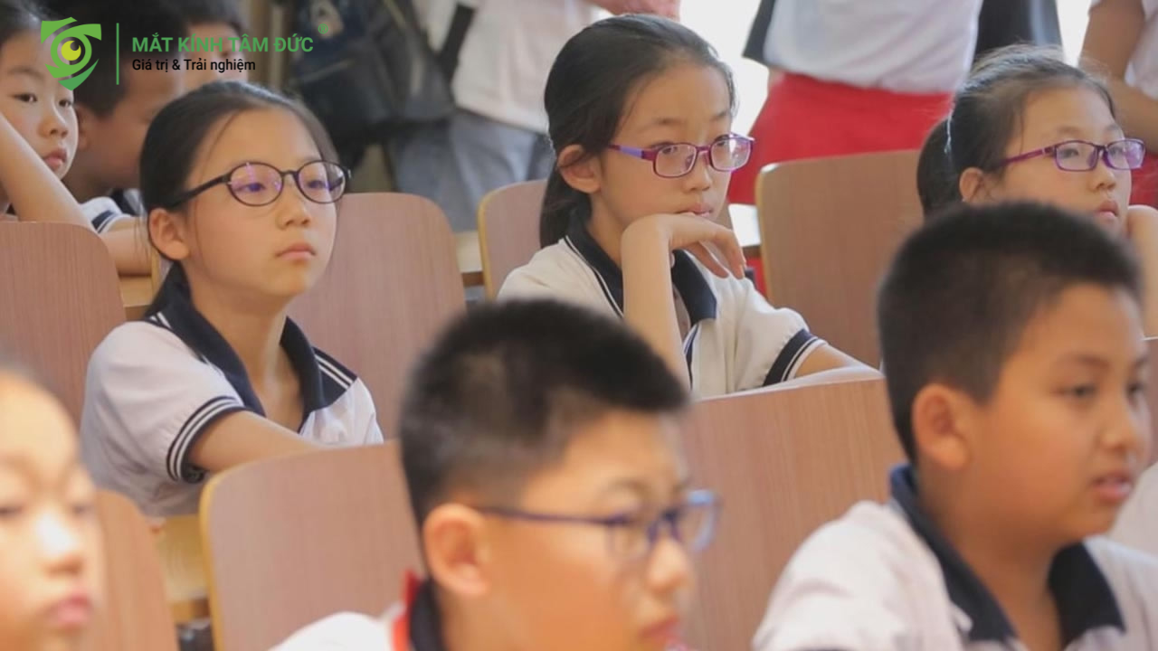 Đây là hình ảnh các bạn học sinh bị cận ngày càng tăng cao cần khắc phục sử dụng kính kiểm soát cận thị để hạn chế các bạn bị tăng độ