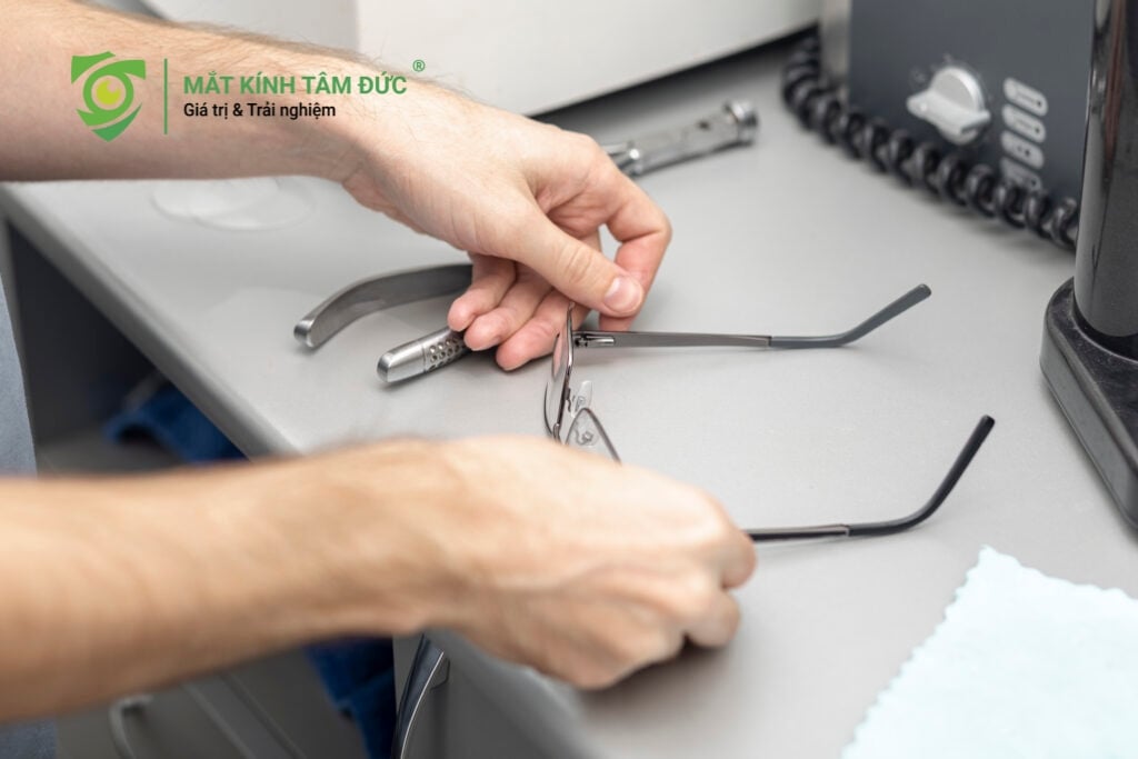 Dù bạn chăm sóc kỹ đến đâu, các kẽ hở tại bản lề và đệm mũi vẫn là nơi tích tụ tế bào chết và bụi bẩn