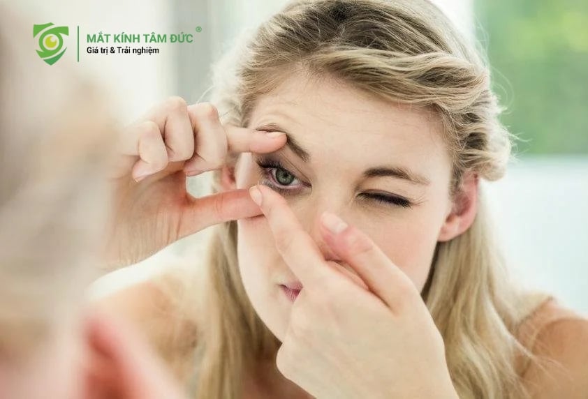 Đeo kính vào mắt nhẹ nhàng, chính xác trong lần thử đầu tiên để giảm thiểu thao tác chạm và nguy cơ nhiễm khuẩn.