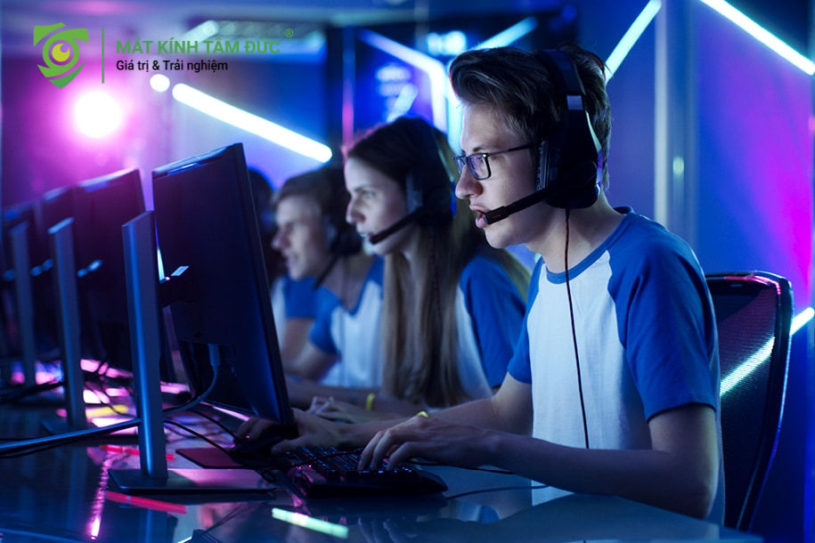 Đội tuyển eSports trẻ đang thi đấu, cần giải pháp giúp giảm mỏi mắt game thủ do điều tiết quá nhiều.