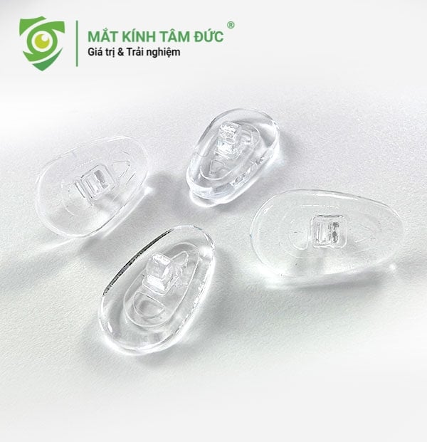 hình dạng phổ biến nhất trên thị trường hiện nay với thiết kế rộng ở phần trên và thuôn nhọn dần về phía dưới. Thiết kế này mô phỏng hoàn hảo theo độ dốc tự nhiên của sống mũi, giúp phân tán trọng lượng kính đều nhất trên bề mặt tiếp xúc.