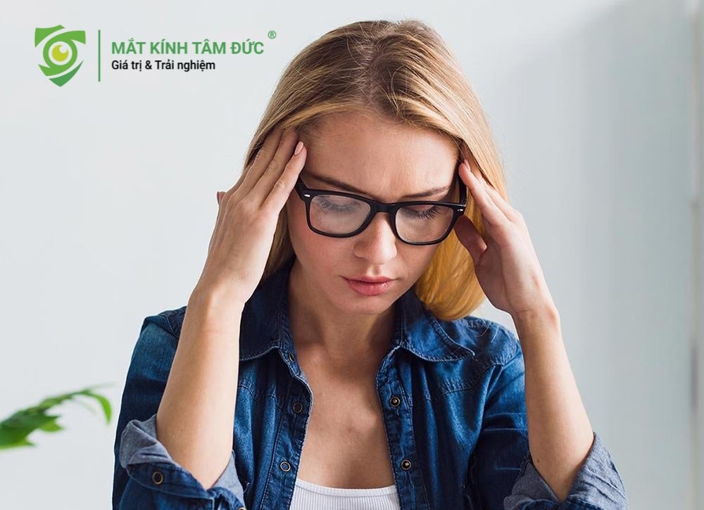 Tại sao đeo kính mới bị nhức đầu, chóng mặt và cách khắc phục?